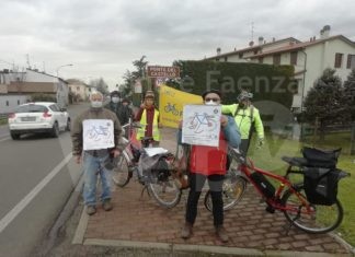 Attivisti Fiab di Faenza e Castel Bolognese si incontrano a metà strada per chiedere la ciclabile sulla via Emilia