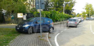 Troppe auto e sosta selvaggia alla don Milani, la lettera di un genitore: “Situazione insostenibile”