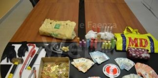 Tre malviventi specializzati in furti nei supermercati finiscono in manette