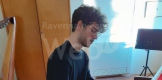 Lugo: donato alla scuola Malerbi il pianoforte Kawai, la sua musica rivive grazie a Francesco Ruani