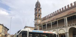 Il Green-Go Bus decorato dai disegni dei ragazzi di Autismo Faenza