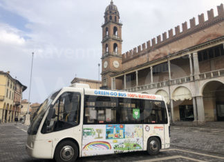 Il Green-Go Bus decorato dai disegni dei ragazzi di Autismo Faenza