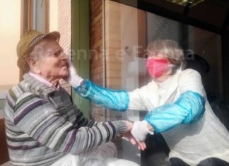 Massa Lombarda: abbracci di nuovo consentiti alla Cra Geminiani