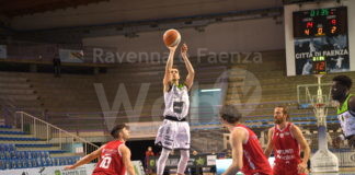 Basket: La Rekico perde con Imola ma mantiene la vetta solitaria