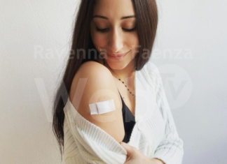 La testimonianza di chi combatte il Covid in prima linea dopo il vaccino: “Oggi mi viene più facile sorridere e sperare”