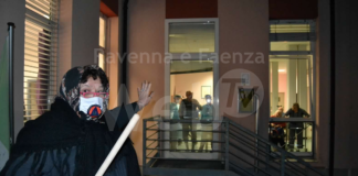 Massa Lombarda, la Protezione Civile accompagna la Befana: dolci e sorrisi per gli ospiti delle case di riposo