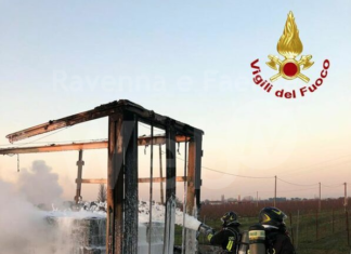 Camion in fiamme in A14: autostrada chiusa e lunghe code