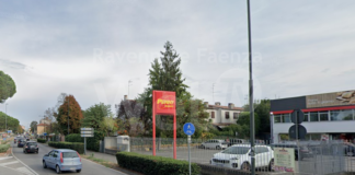 La Polizia arresta due taccheggiatori sorpresi a rubare in un supermercato