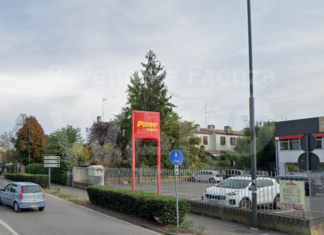 La Polizia arresta due taccheggiatori sorpresi a rubare in un supermercato