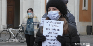 Scuola, studenti e genitori scendono in piazza contro la Dad