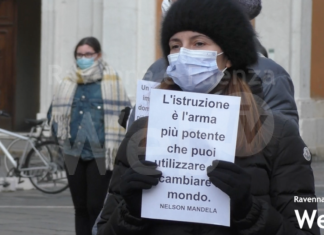 Scuola, studenti e genitori scendono in piazza contro la Dad