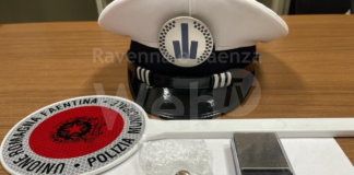 Ragazzi sorpresi a bere alcolici nella cabina delle fototessere: un 20enne trovato anche in possesso di hashish