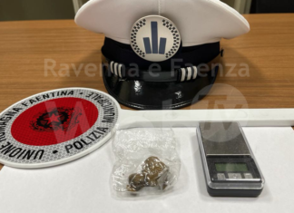 Ragazzi sorpresi a bere alcolici nella cabina delle fototessere: un 20enne trovato anche in possesso di hashish