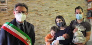 Il sindaco Massimo Isola ha consegnato l’impagliata ai primi nati del 2021