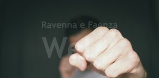 Dapprima si dimostra collaborativo con gli agenti, poi ne colpisce uno e fugge: arrestato un 36enne pugno