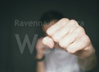 Dapprima si dimostra collaborativo con gli agenti, poi ne colpisce uno e fugge: arrestato un 36enne pugno