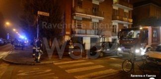 Incendio in un condominio: edificio evacuato, una donna in ospedale in gravi condizioni