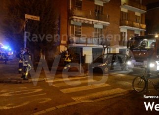 Incendio in un condominio: edificio evacuato, una donna in ospedale in gravi condizioni