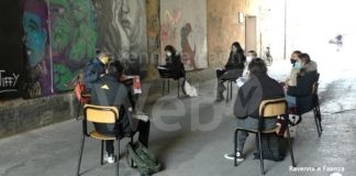 A Faenza continuano le lezioni all’aperto per protestare contro la didattica a distanza