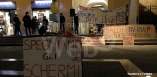 Presidio di Priorità alla Scuola all’Ufficio Scolastico Regionale: “Col Recovery Fund finanziare la scuola: basta classi pollaio”