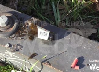 Degrado e rifiuti nell’area verde adiacente il parcheggio Callegari: distrutta anche la fontanella