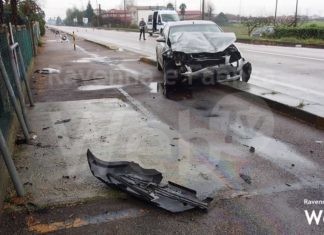 Camerlona grave incidente tra due auto, ragazzo ferito trasportato al Bufalini