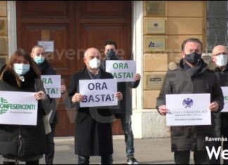 “Ora basta, lasciate lavorare le nostre imprese!”: lo striscione di Confcommercio e Confesercenti per chiedere la riapertura in sicurezza delle attività