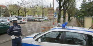 Lanciava pietre contro le auto parcheggiate: Individuato l’autore degli atti vandalici di via Cavour a Faenza