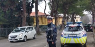 Assembramenti e parcheggi selvaggi, la Polizia Locale davanti alle scuole