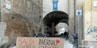 Dopo il rinvio del rientro in classe, studenti davanti al liceo a Faenza: “La Dad ha ridotto il nostro livello d’attenzione”