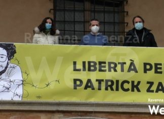 Appeso sul palazzo comunale lo striscione per Patrick Zaki