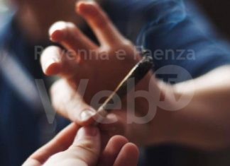 “Stiamo fumando erba”: tre 15enni nei guai a Faenza
