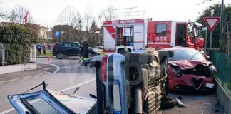Mancata precedenza, schianto tra due auto all’incrocio, due feriti una 81enne e un 31enne