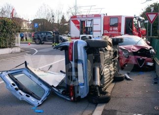 Mancata precedenza, schianto tra due auto all’incrocio, due feriti una 81enne e un 31enne