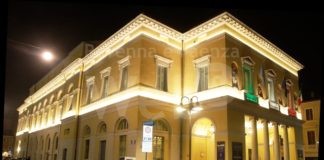 Il luminoso messaggio di speranza del Teatro Alighieri è stato acceso