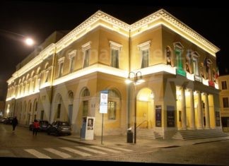 Il luminoso messaggio di speranza del Teatro Alighieri è stato acceso