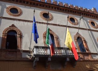 Comune e Provincia espongono le bandiere a mezz’asta per l’ambasciatore e il carabiniere morti tragicamente in Congo