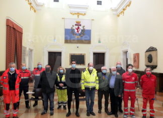 Accordo con associazioni e tassisti per accompagnare gli anziani in fiera per i vaccini