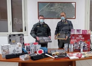 Vendeva pentole, articoli di ferramenta e profumi ai camionisti del porto: multato commerciante abusivo