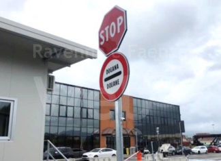 Polizia arresta camionista serbo che trasportava 4 minori clandestini chiusi nel semirimorchio