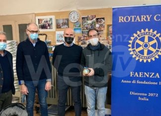 Il Rotary dona buoni spesa a famiglie in difficoltà