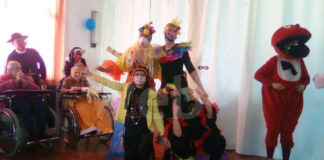 Dolci, coriandoli e travestimenti nelle strutture per anziani che non rinunciano al Carnavale: “Cerchiamo di mantenere un clima di normalità”