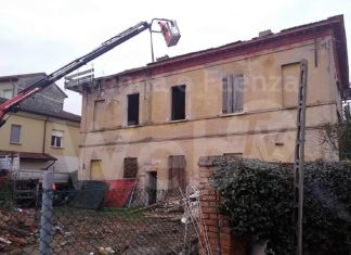 Voltana di Lugo: cominciata la demolizione dell’edificio abbandonato di via Fiumazzo