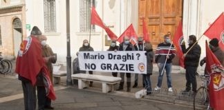 Protesta in piazza contro il governo Draghi