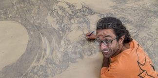 Enrico Mazzone che ha illustrato la Divina Commedia su un rotolo di carta lungo 97 metri