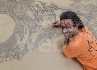 Enrico Mazzone che ha illustrato la Divina Commedia su un rotolo di carta lungo 97 metri