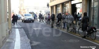 Ciclisti schierati in difesa della ciclabile di Corso Matteotti: “Le auto invadono la corsia e creano pericoli”