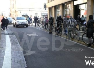 Ciclisti schierati in difesa della ciclabile di Corso Matteotti: “Le auto invadono la corsia e creano pericoli”
