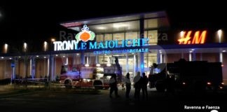 Incendio in un negozio alle Maioliche, evacuato il centro commerciale