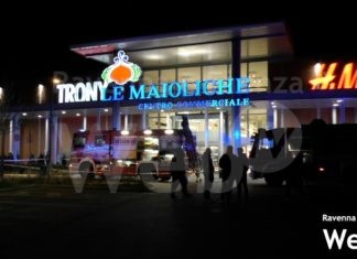 Incendio in un negozio alle Maioliche, evacuato il centro commerciale